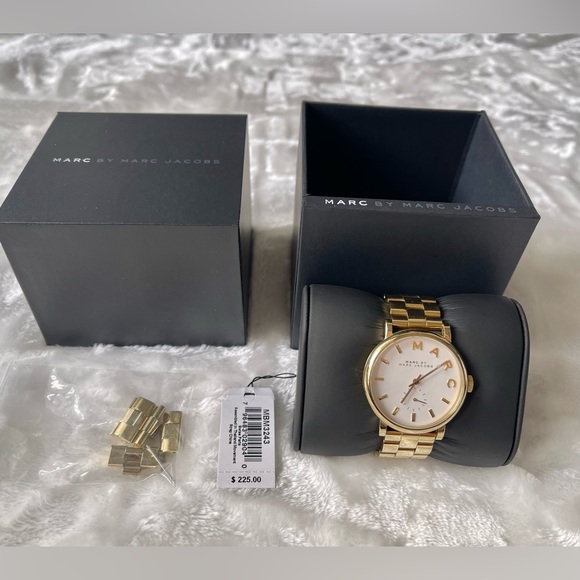 ❤️Marc by Marc Jacobs Women's MBM3243 Baker Gold-Tone Watch with Link Bracelet. - Picture 4 of 6